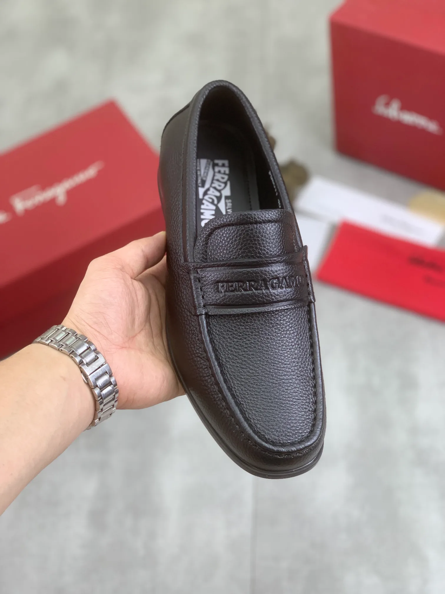 Men's Men's Shoes 💰P460💰[New Style] Water-dyed Niuli 🆘[Salvatore Ferragamo] Ferragamo's latest casual business leather shoes for men! Available at counters simultaneously! The fabric is made of specially imported original calfskin, and the interior is made of imported water-dyed cowhide. It is absolutely luxurious and leads the fashion trend. Matching code: 38-45; 3⃣️ colors available